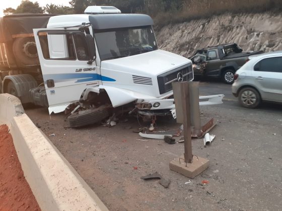 Duas pessoas ficam gravemente feridas em acidente entre caminhonete e carreta na BR-381 Duas pessoas ficam gravemente feridas em acidente entre caminhonete e carreta na BR-381