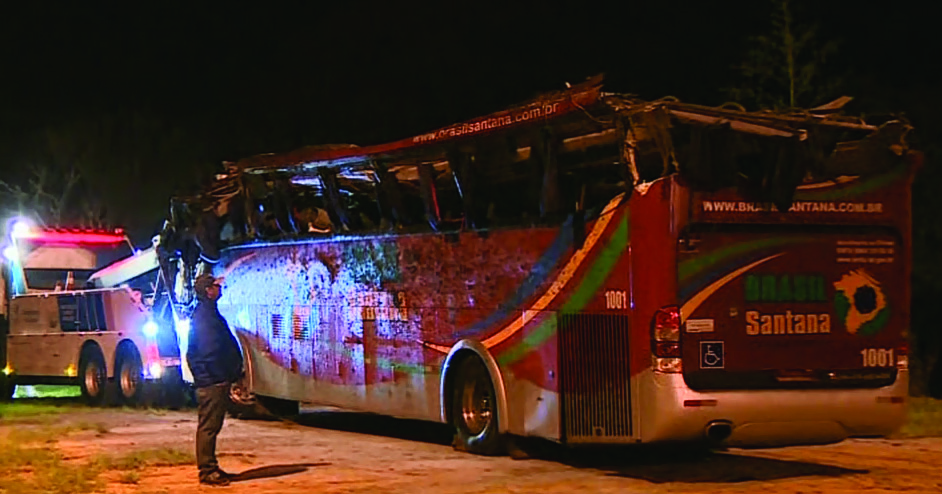 Ônibus capota e deixa ao menos dez mortos em rodovia paulista Ônibus capota e deixa ao menos dez mortos em rodovia paulista