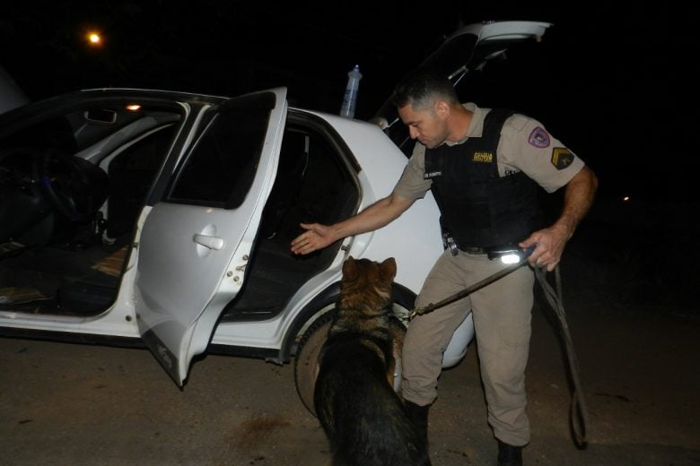 Taxista é preso com 18 barras de maconha na MG-129 em Itabira