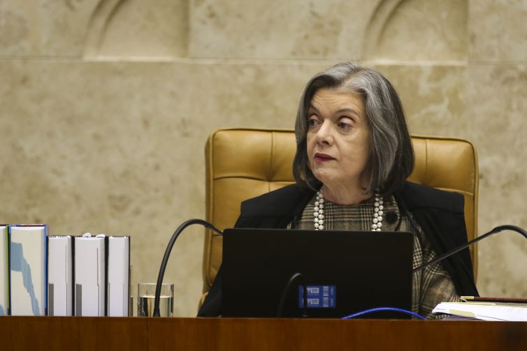 Ministra Cármen Lúcia fala em evento de “delírios ditatoriais” e defende o judiciário