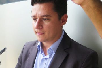 “Algumas palavras não se sustentaram”, lamenta Carlin após derrota na Câmara