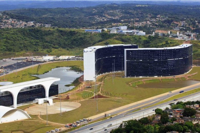 Governo de Minas anuncia novas vagas nas áreas de educação e planejamento