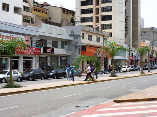 https://defatoonline.com.br/lojas-lanchonetes-saloes-e-mais-veja-quais-estabelecimentos-estao-autorizados-a-retomar-funcionamento-em-itabira/