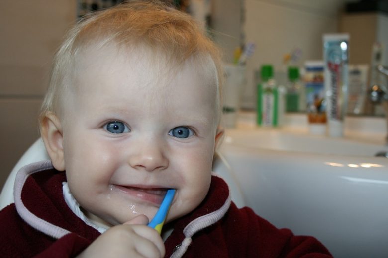 Os benefícios do flúor no creme dental infantil