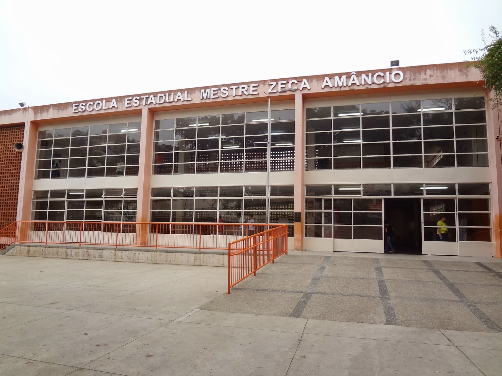Alunos de baixa renda que cursam o ensino médio receberão R$2 mil por ano; saiba mais