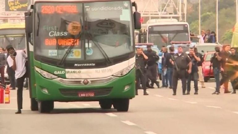 Homem armado mantém reféns em ônibus na Ponte Rio-Niterói