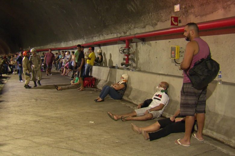 Acidente com cinco carros e dois ônibus deixa 51 feridos em túnel do RJ Acidente com cinco carros e dois ônibus deixa 51 feridos em túnel do RJ