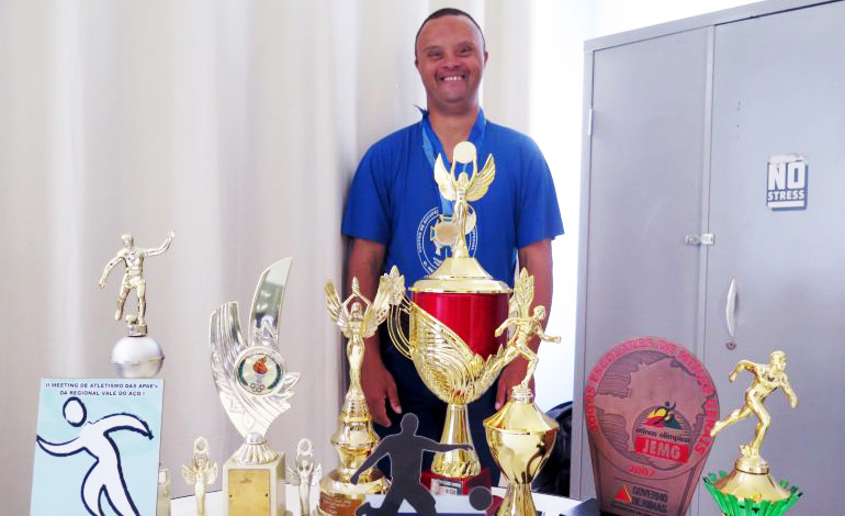 Itabirano com Síndrome de Down coleciona medalhas e troféus de campeonatos de futsal