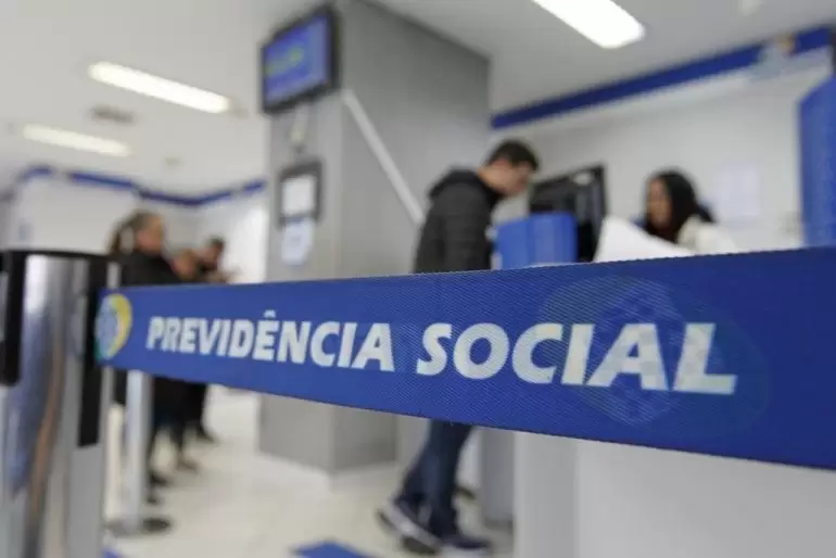 INSS convoca oficialmente mais de 600 mil aposentados que podem ter benefício bloqueado se não responderem à notificação