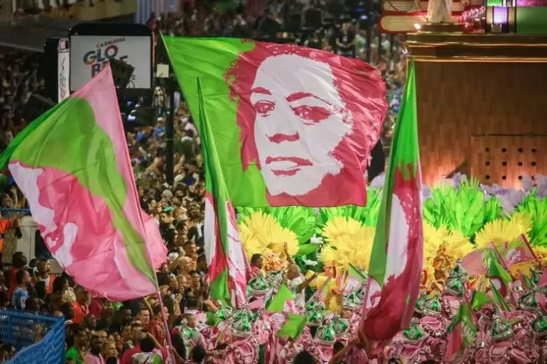 Mangueira conta a história de heróis da resistência e fatura o Carnaval 2019 do Rio