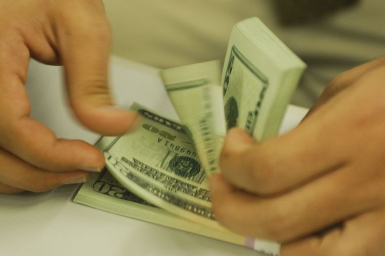 Após eleições na Argentina, dólar aproxima-se de R$ 4