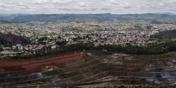 Assédio e coação econômica: Vale é denunciada no Ministério Público por violação de direitos em quatro comunidades itabiranas