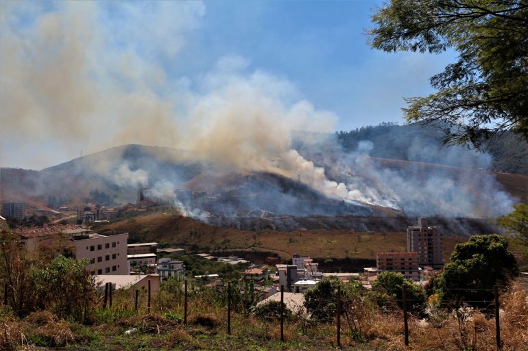 Queimada se alastra e mobiliza bombeiros da ArcelorMittal