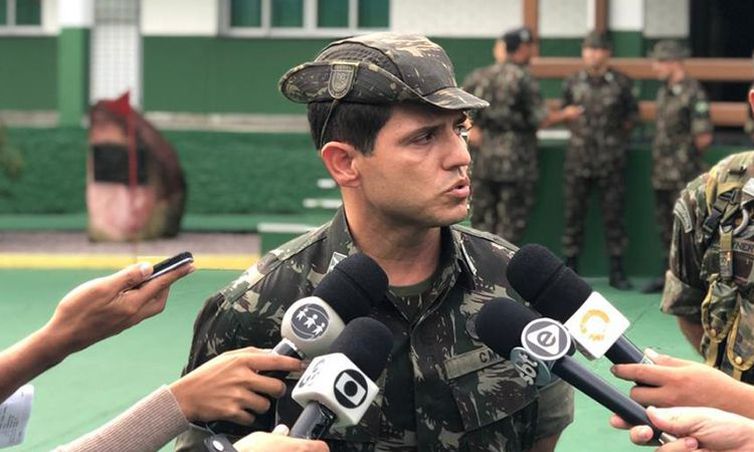 Militares brasileiros embarcam para missão de paz no Congo Militares brasileiros embarcam para missão de paz no Congo