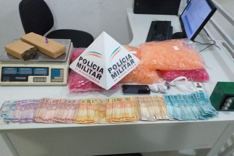 Rapaz é preso em flagrante com drogas e quase R$ 4.000 em Itabira Rapaz é preso em flagrante com drogas e quase R$ 4.000 em Itabira