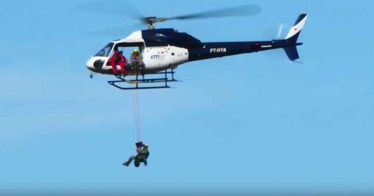 Funcionários da Vale se penduram em helicóptero para monitorar barragem em Barão de Cocais