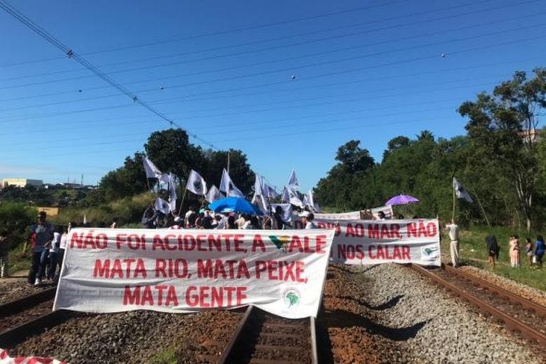 Atingidos por barragem fecham linha de trem da Vale no Espírito Santo