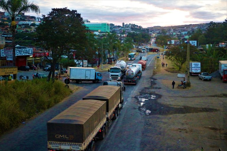 Carro capota com cinco pessoas na BR-381, em João Monlevade