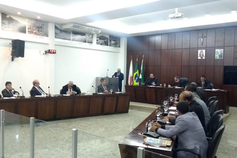 Mesmo sem aprovação de empréstimos, Prefeitura divulga licitação para reforma de quadra