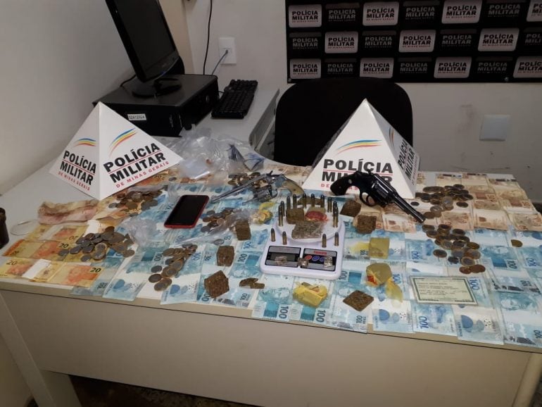 Armas, maconha e R$ 6.213.20 são apreendidos em Barão de Cocais