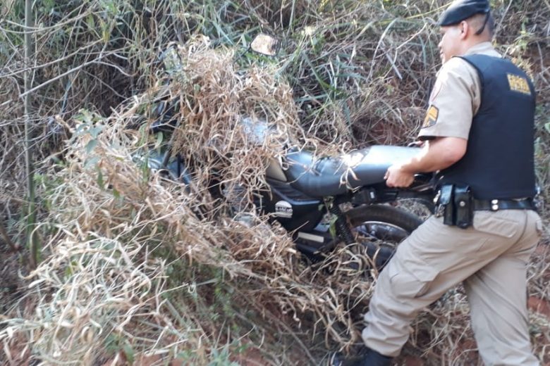 Motocicleta roubada em Itabira é encontrada escondida em um matagal