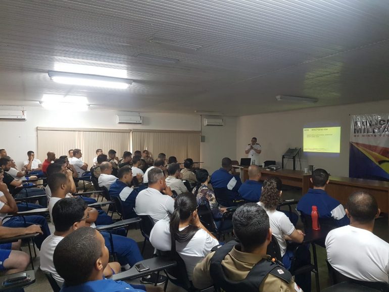 Policiais militares recebem palestra sobre Setembro Amarelo em Monlevade