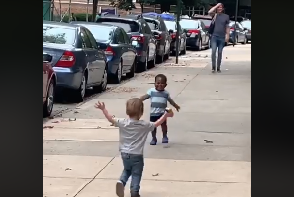 Vídeo com abraço entre 2 crianças viraliza na web: conheça esta história