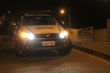 Bandido dispara vários tiros e atinge três casas em bairro de Itabira