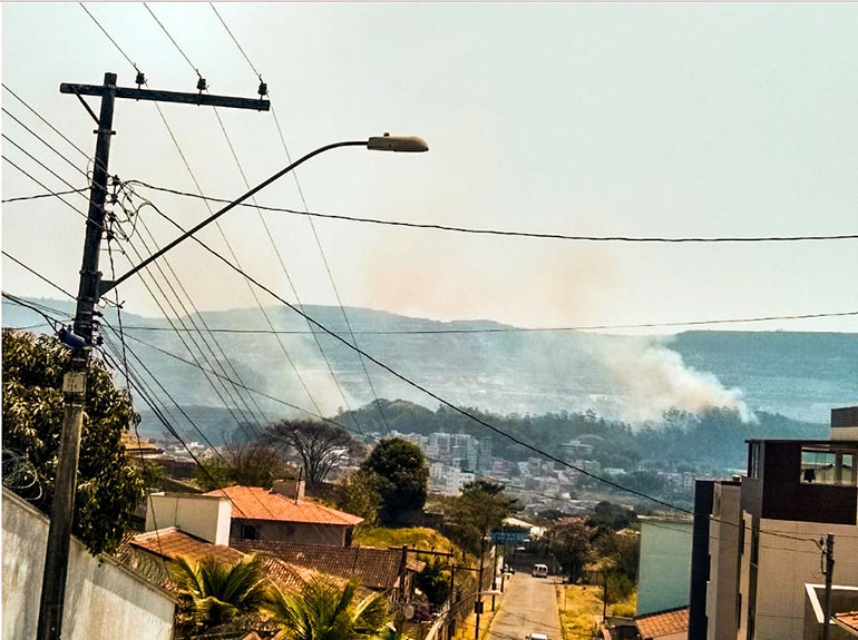 Incêndio na área da Vale mobiliza bombeiros em Itabira