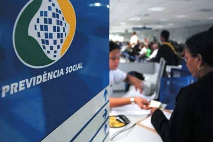 INSS começa a pagar 13º antecipado a quem recebe acima do salário mínimo