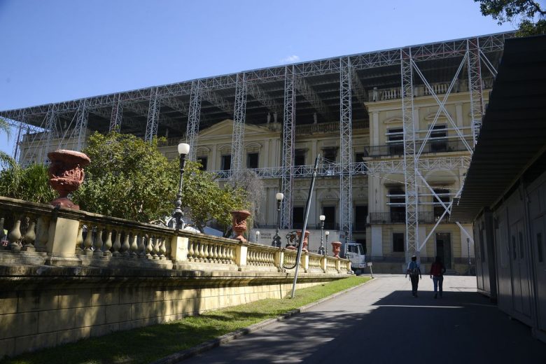 Pesquisadores relatam esforços um ano após incêndio no Museu Nacional