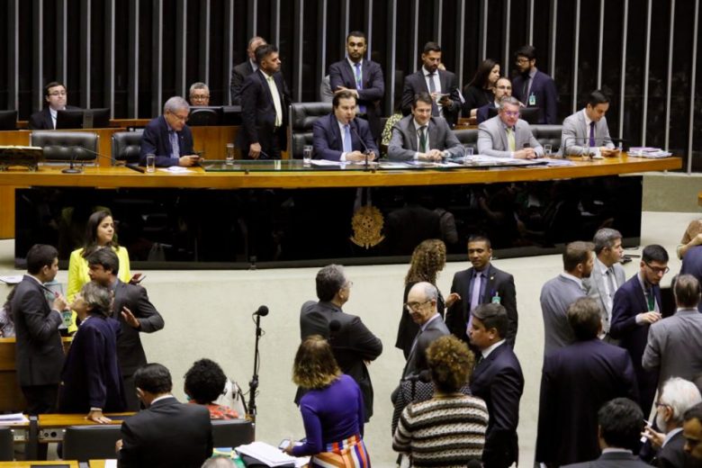 Deputados recriam propaganda partidária na televisão