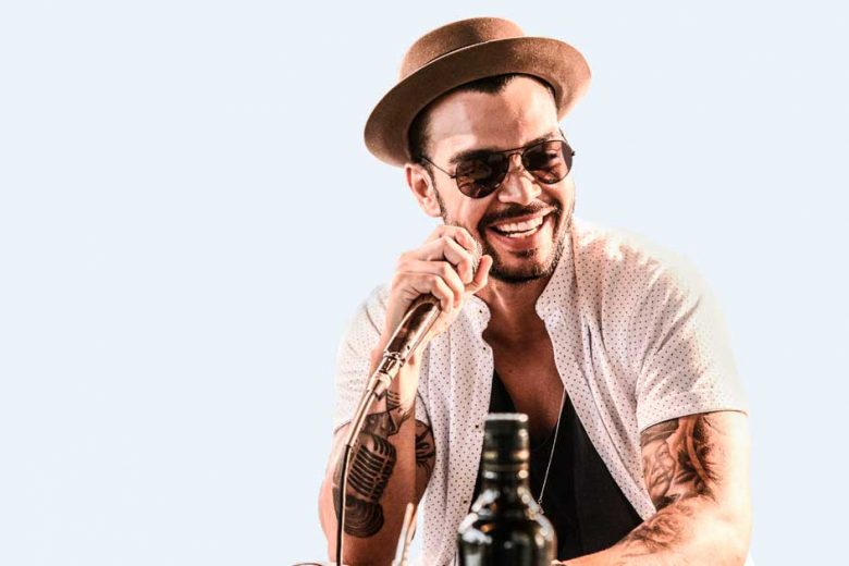 Cantor sertanejo é despejado de mansão e fãs criam vaquinha para ajudá-lo