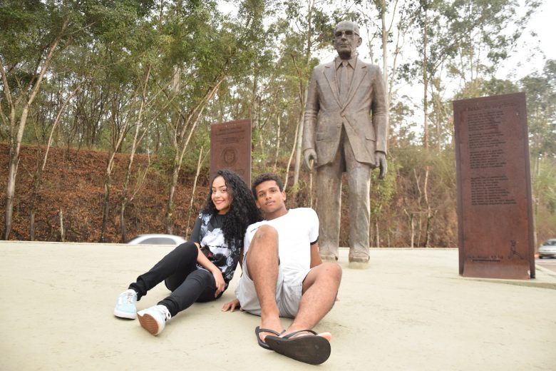 Hashtag #euedrummondnadefato celebra os 117 anos do nascimento do poeta itabirano