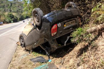 Carro capota e atinge mulher que andava às margens de rodovia na Ponte dos Machados