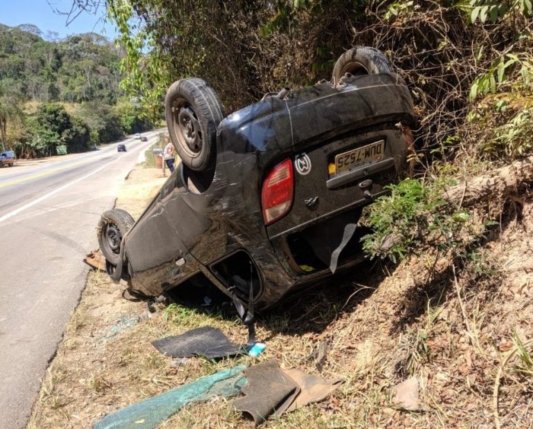 Carro capota e atinge mulher que andava às margens de rodovia na Ponte dos Machados
