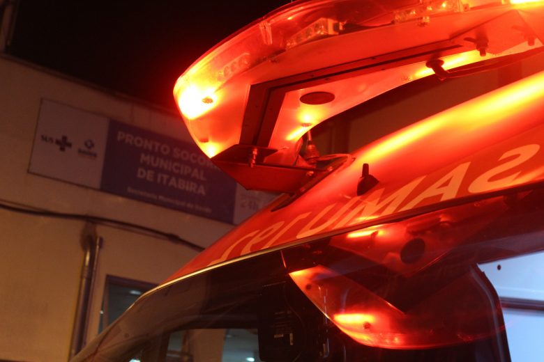 Mulher é socorrida após levar facada em Itabira
