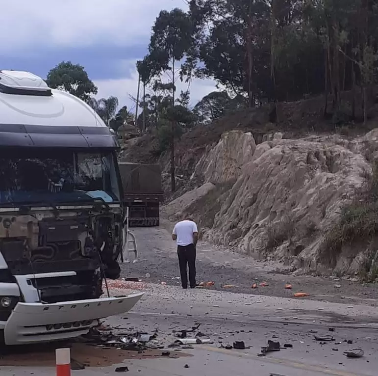 Estradas Acidente deixa trecho da BR-381, em Bom Jesus do Amparo, parado nos dois sentidos - DeFato Online