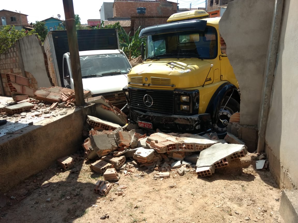 Caminhão destrói muro e atinge dois carros em Conceição