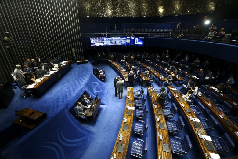 Brasil passa a ter idade mínima para aposentadoria