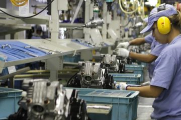 Produção industrial recua 0,3% em fevereiro, diz IBGE