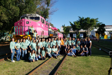 Trem de Passageiros da Vale recebe locomotiva rosa
