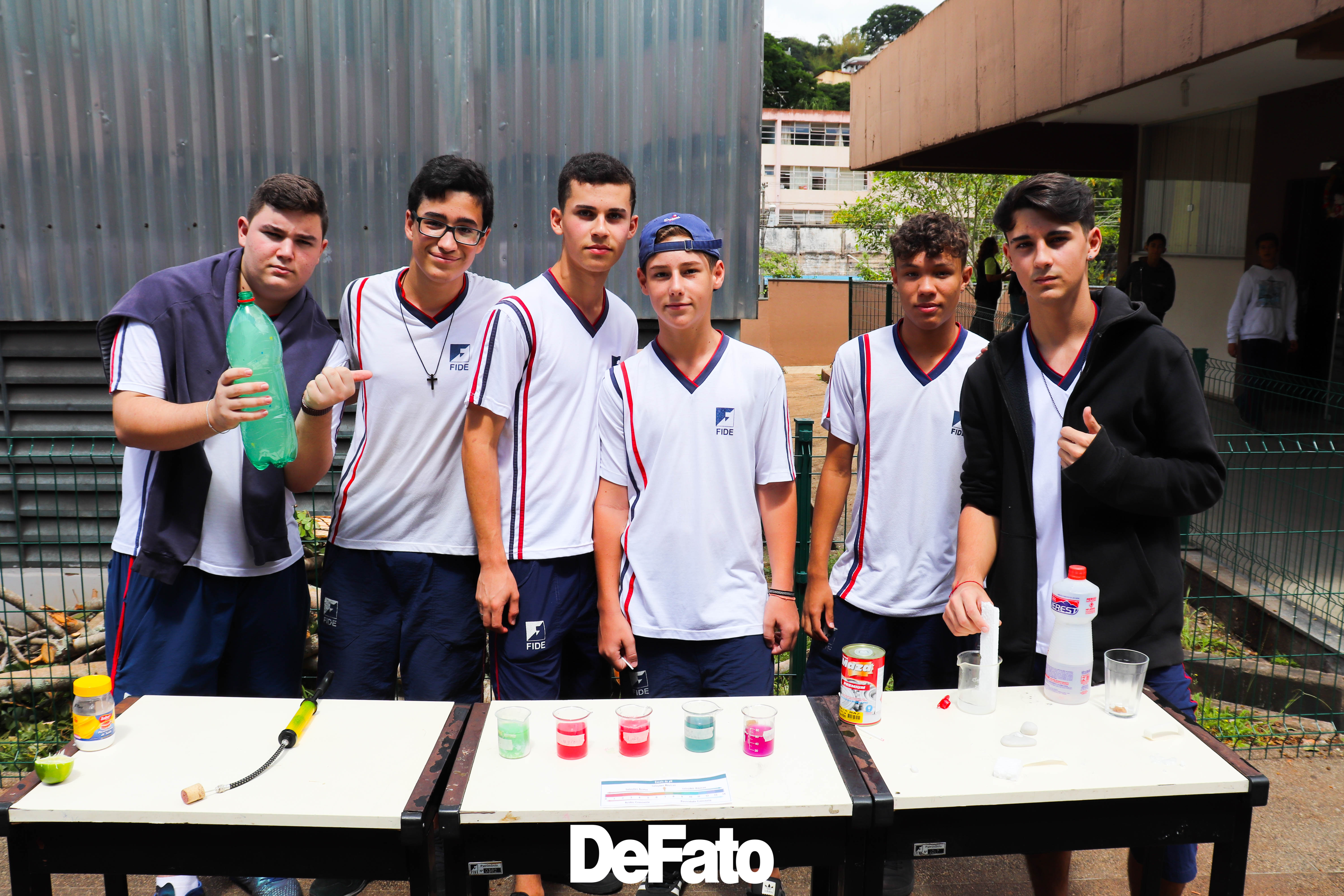 Os meninos também realizaram diferentes experimentos na feira 