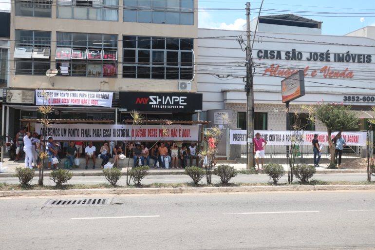Prefeitura de Monlevade garante retirada de ponto de ônibus polêmico de frente de loja