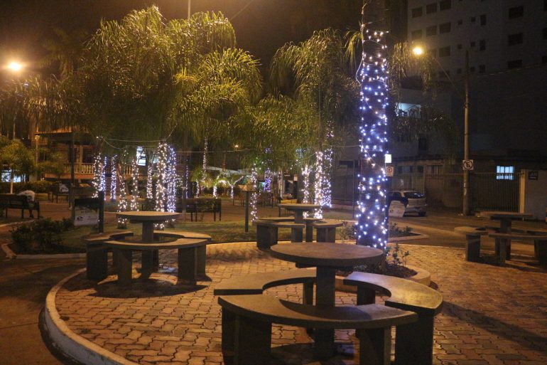 Homem é preso após danificar iluminação de natal em praça de Monlevade