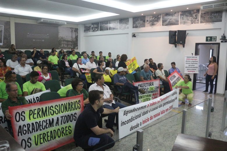 Permissionários lotam Câmara contra decreto da Prefeitura de Monlevade