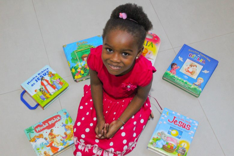 Conheça Ayana, a pequena itabirana que trocou cartas com o Papa Francisco