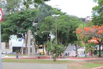 Decoração de Natal começa a ser montada em Itabira
