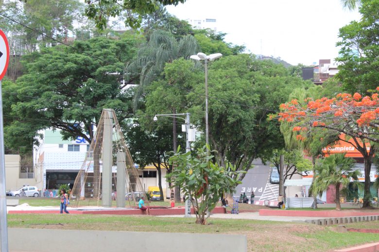 Decoração de Natal começa a ser montada em Itabira