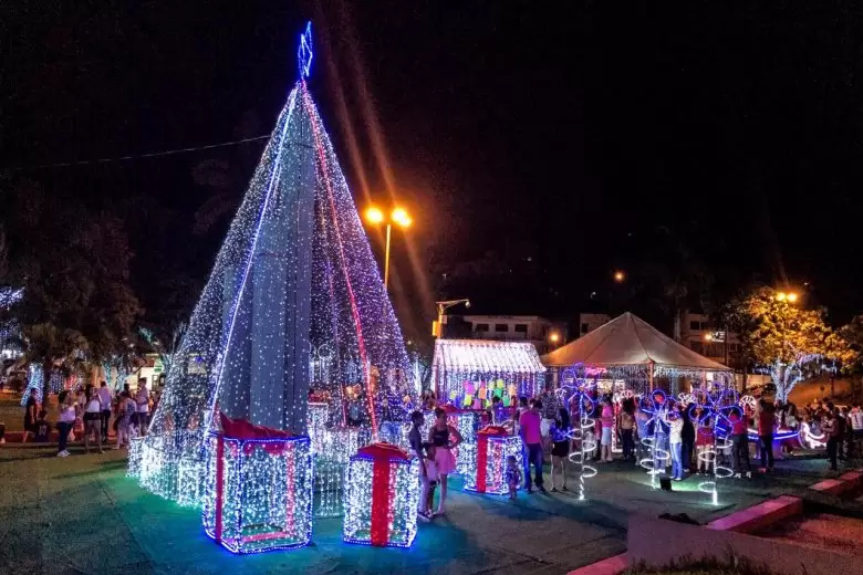 Praça Acrísio recebe atrações culturais na noite deste sábado